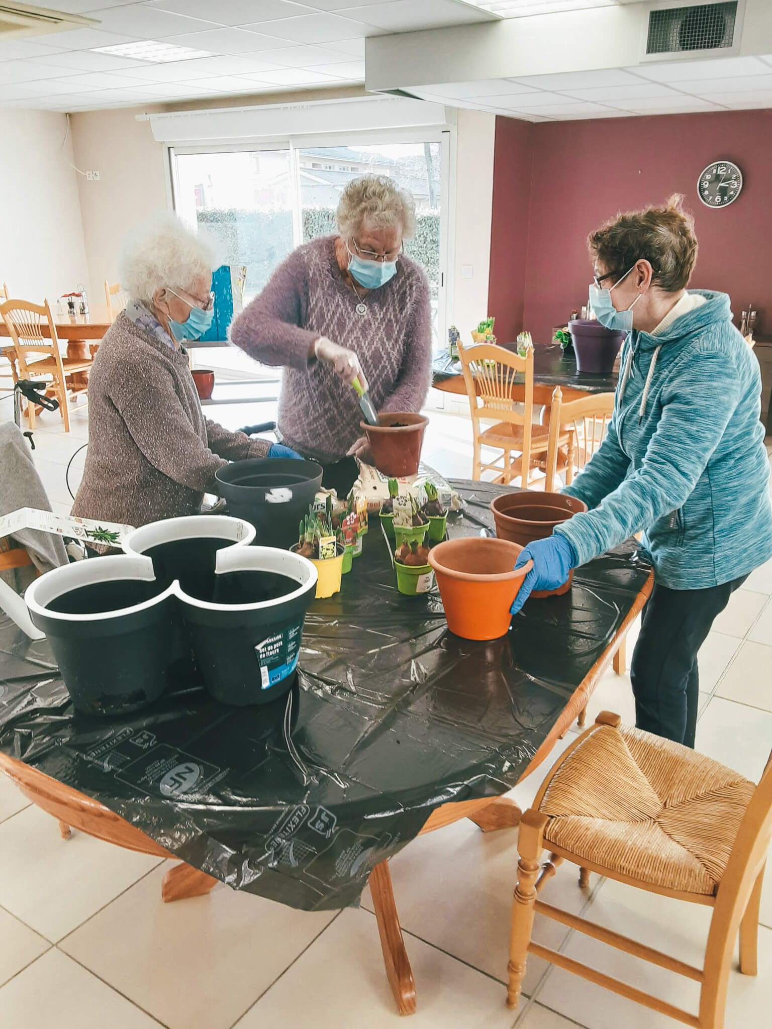 seniors en atelier de jardinage et composition florale