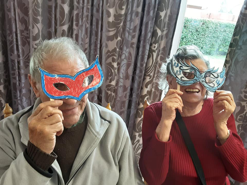 Seniors qui portent des masques de carnaval sur le visage